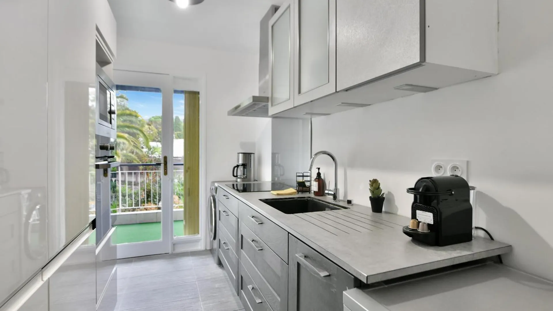 Le Sun Valley - Videoprojecteur Et Terrasse Zen Cannes 0*,